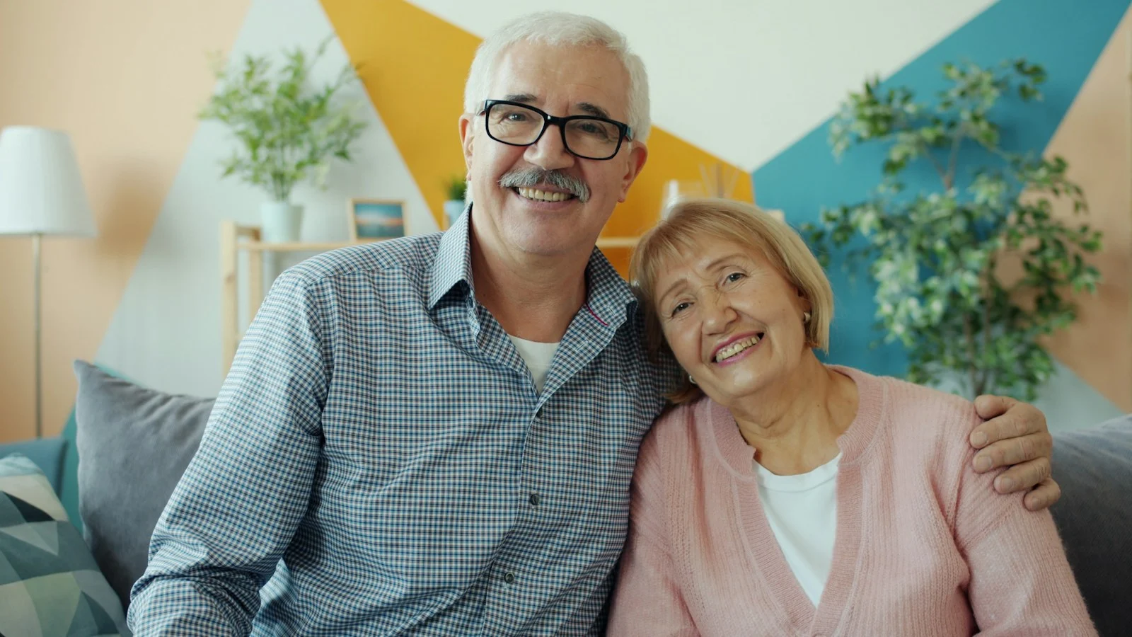 Casal sorrindo em casa